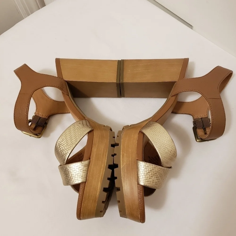 EUC Crown Vintage Goldtone & Beige LeatherPlatform Heels Size 9.5